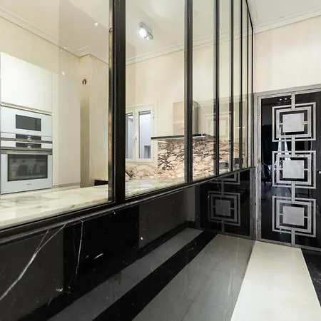 110 M2 Golden Square, Renovated, 20metres Croisette, Parking Private