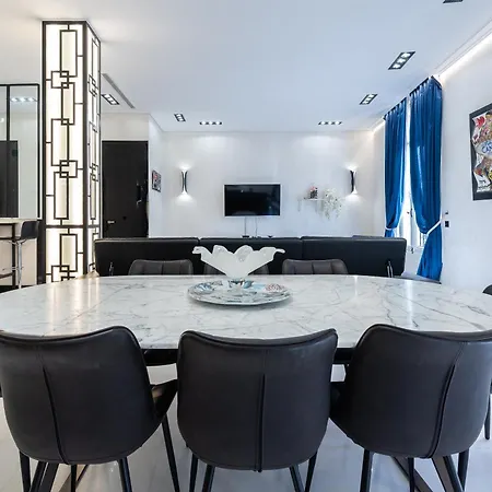 110 M2 Golden Square, Renovated, 20metres Croisette, Parking Private شقة