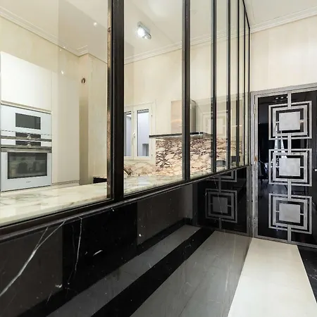 110 M2 Golden Square, Renovated, 20metres Croisette, Parking Private דירה קאן